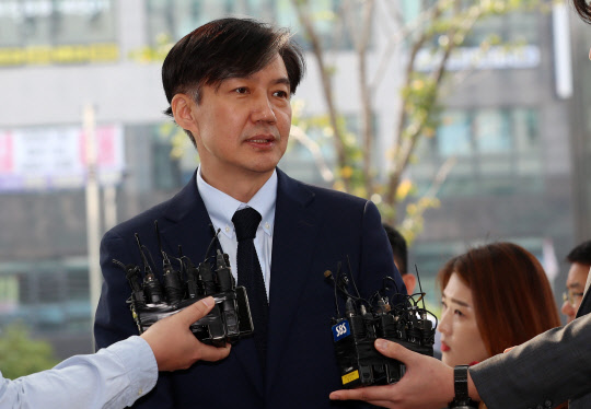 조국 법무부 장관이 25일 오전 충남 천안시 대전지검 천안지청에 들어가면서 취재진 질문에 답하고 있다. 조 장관은 이날 천안지청에서 검사·직원들과 대화 자리를 가진다. (사진=연합뉴스)